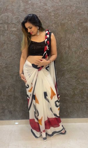 stylish way to wear saree a saree